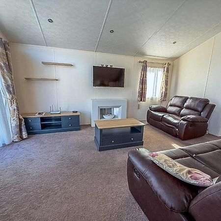 Luxury Lodge At Suffolk Sands Holiday Park Ref 45009Mv Felixstowe Bagian luar foto