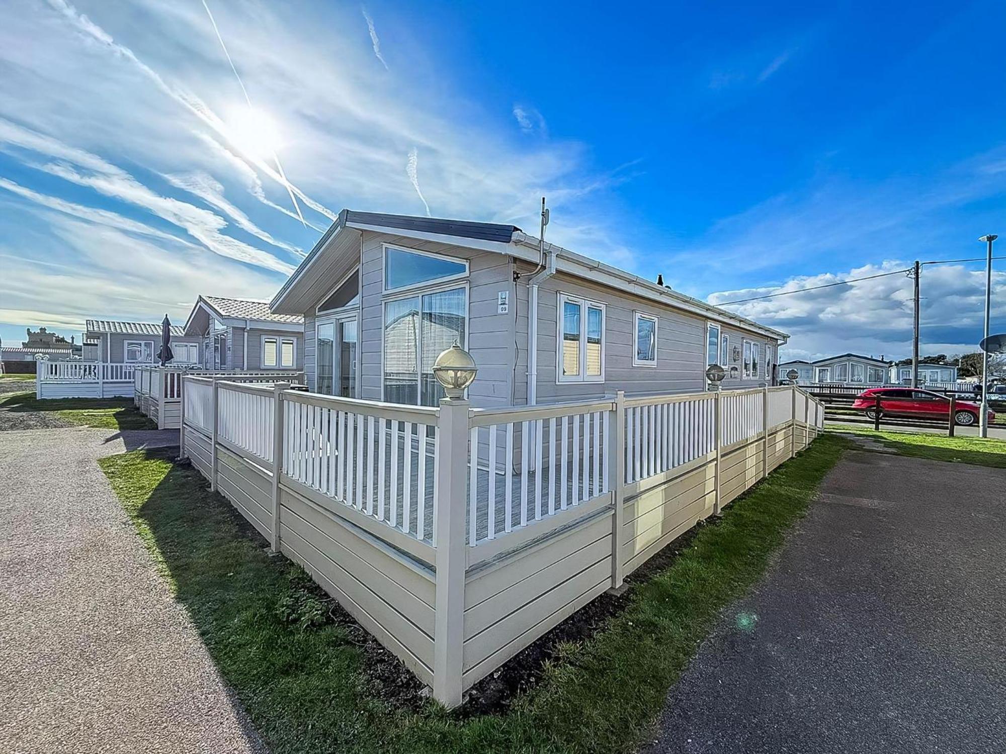 Luxury Lodge At Suffolk Sands Holiday Park Ref 45009Mv Felixstowe Bagian luar foto